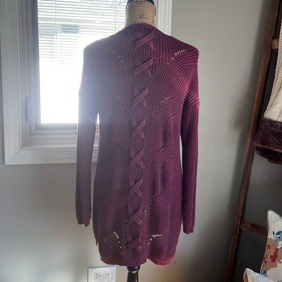 Beautiful burgundy color sweater. - Picture 5 of 10